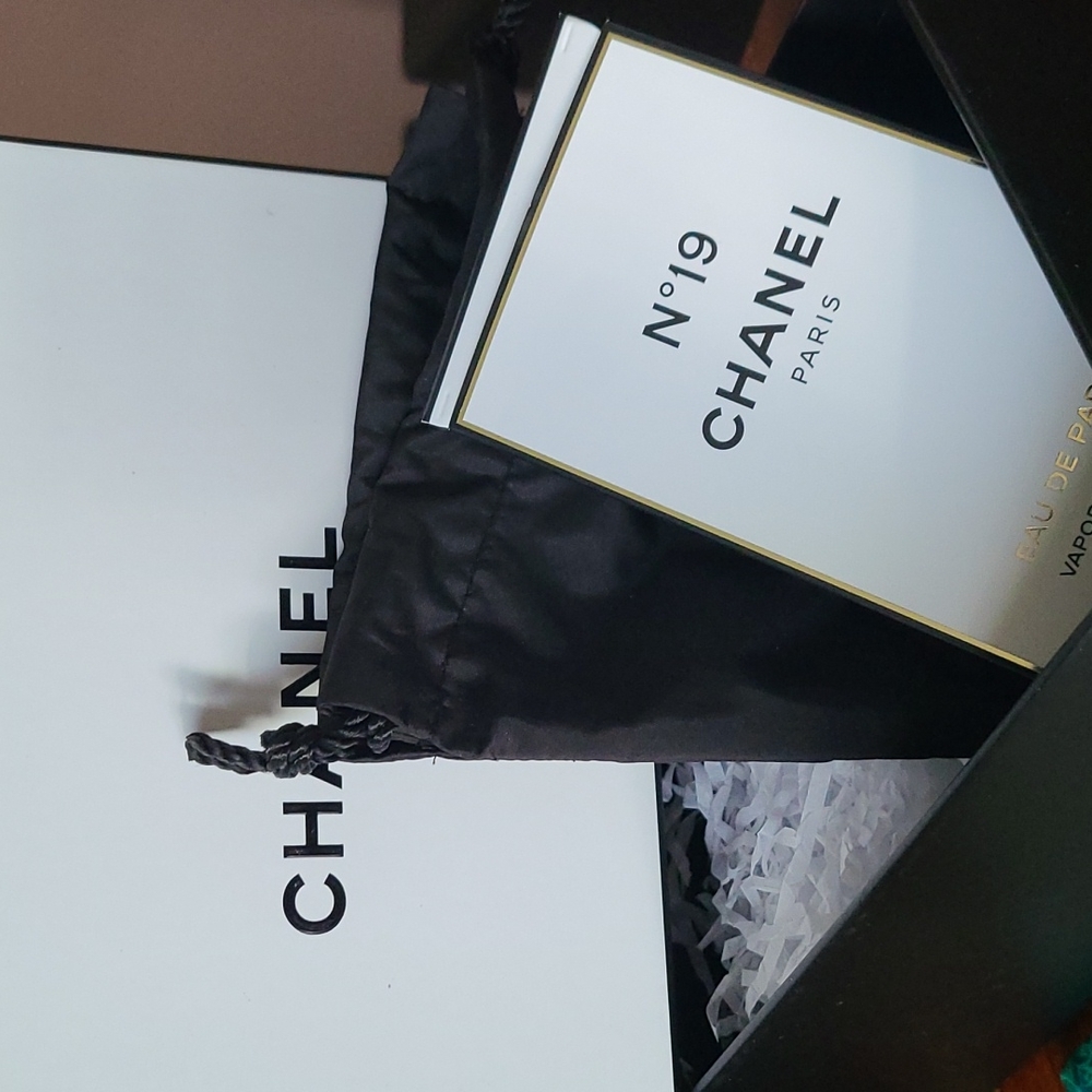 CHANEL No 19